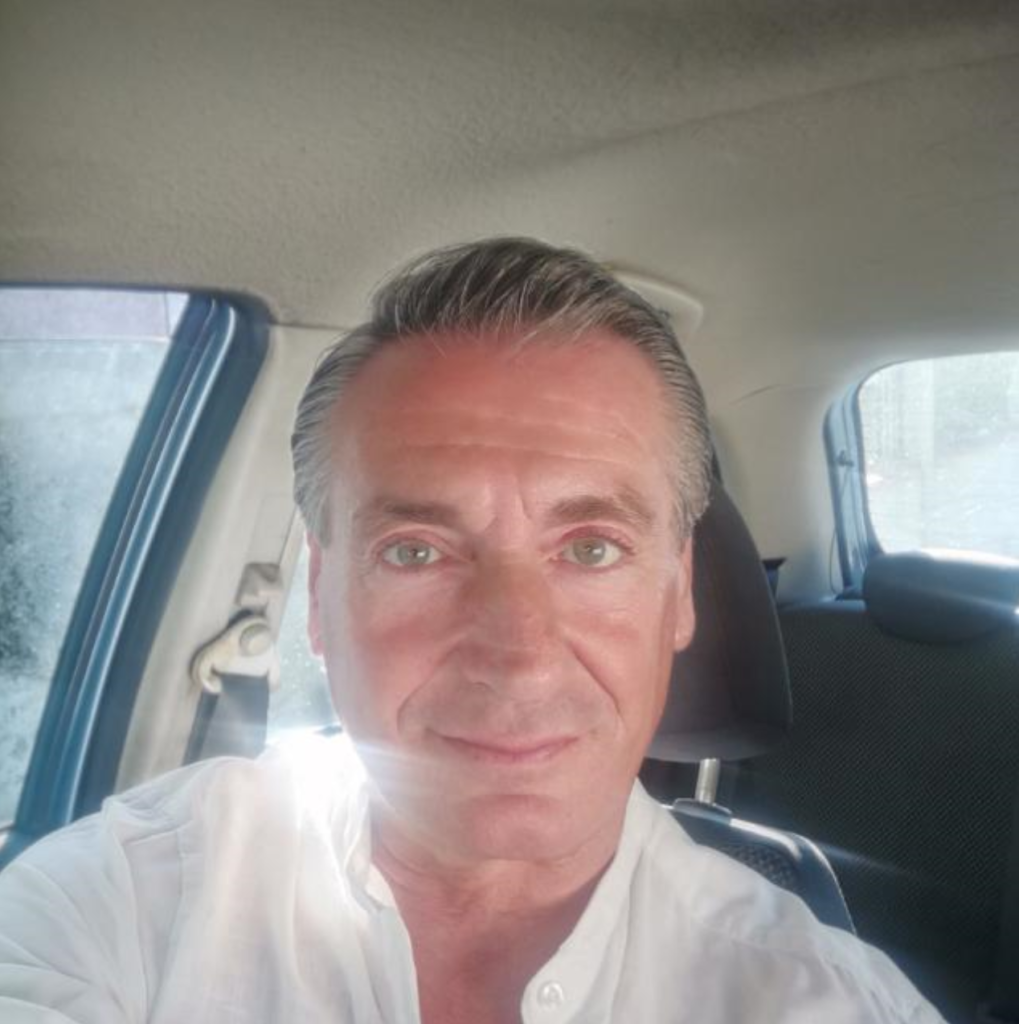 Retrato profesional de Carlos Dorado